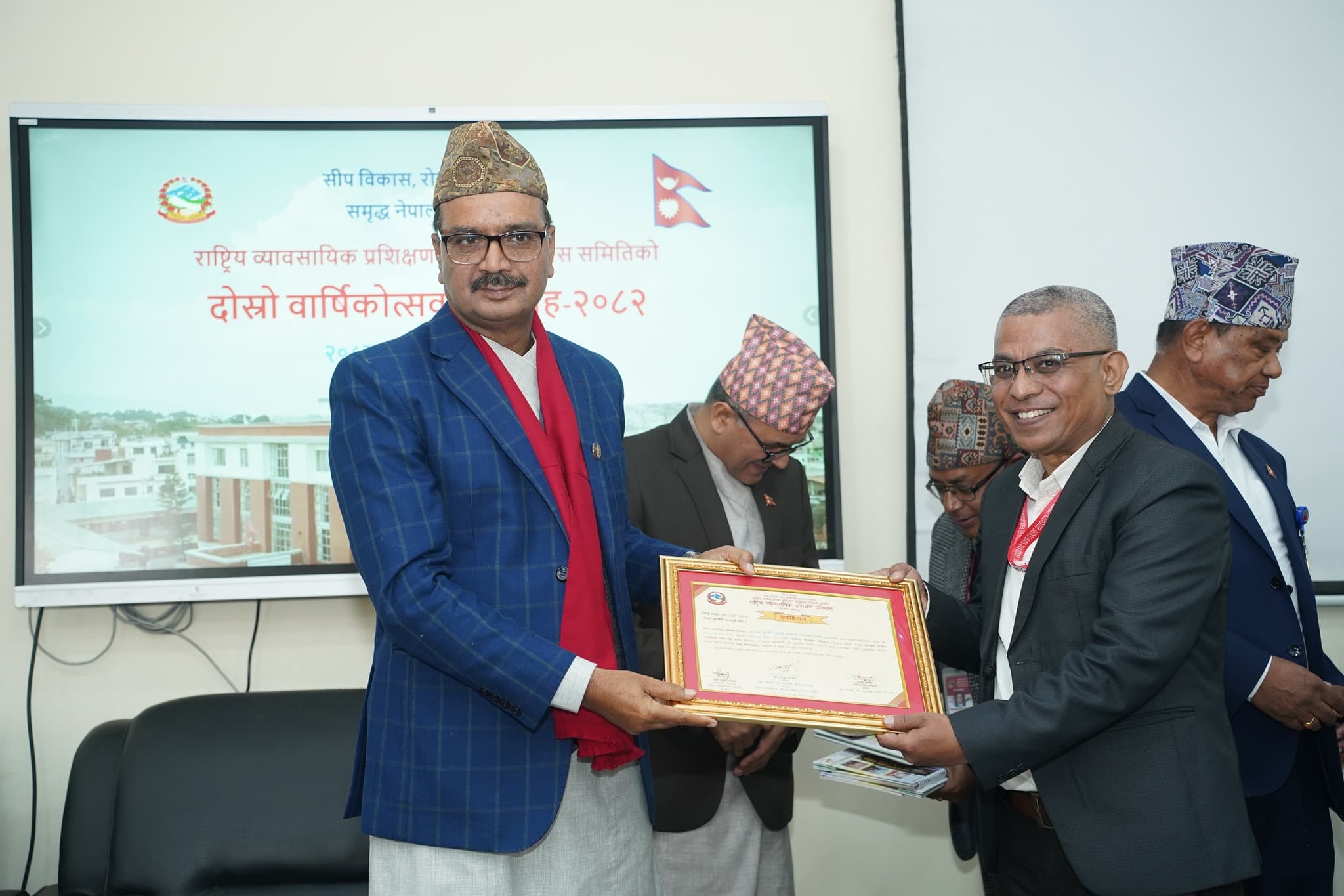 राष्ट्रिय व्यावसायिक प्रशिक्षण प्रतिष्ठानद्वारा नेपाल सुनचाँदी व्यवसायी संघ तथा अध्यक्ष सम्मानित